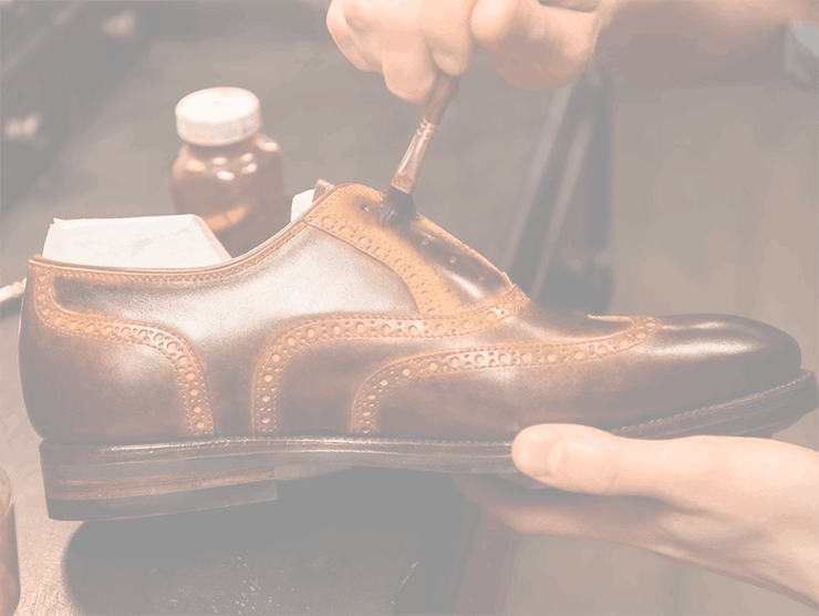 Процесс ремонта, перекраски обуви