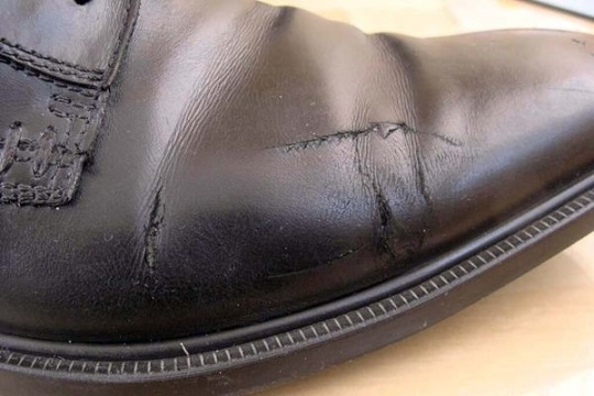 Разрывы и проколы на обуви из кожи