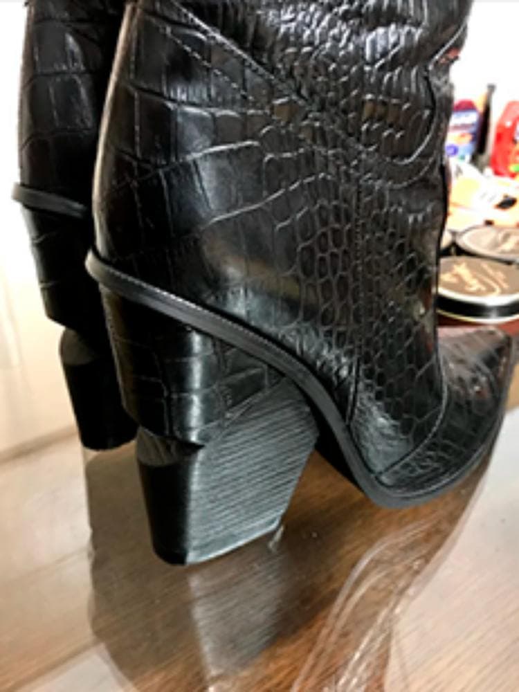 Реставрация каблука, новые набойки на женских сапогах